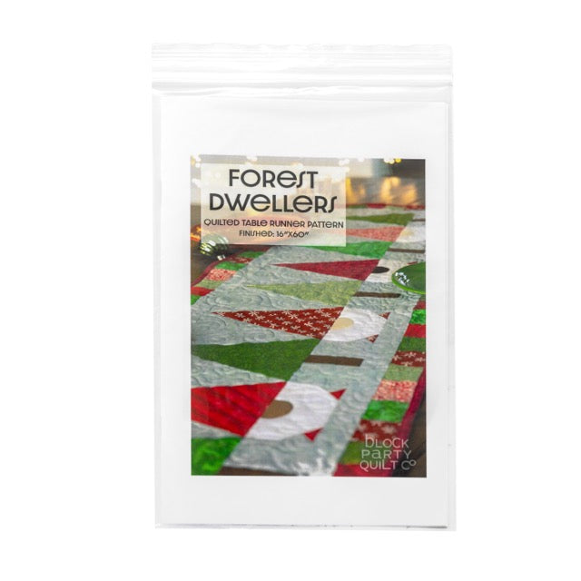 Chemin de table à motifs de gnomes de Noël, habitants de la forêt