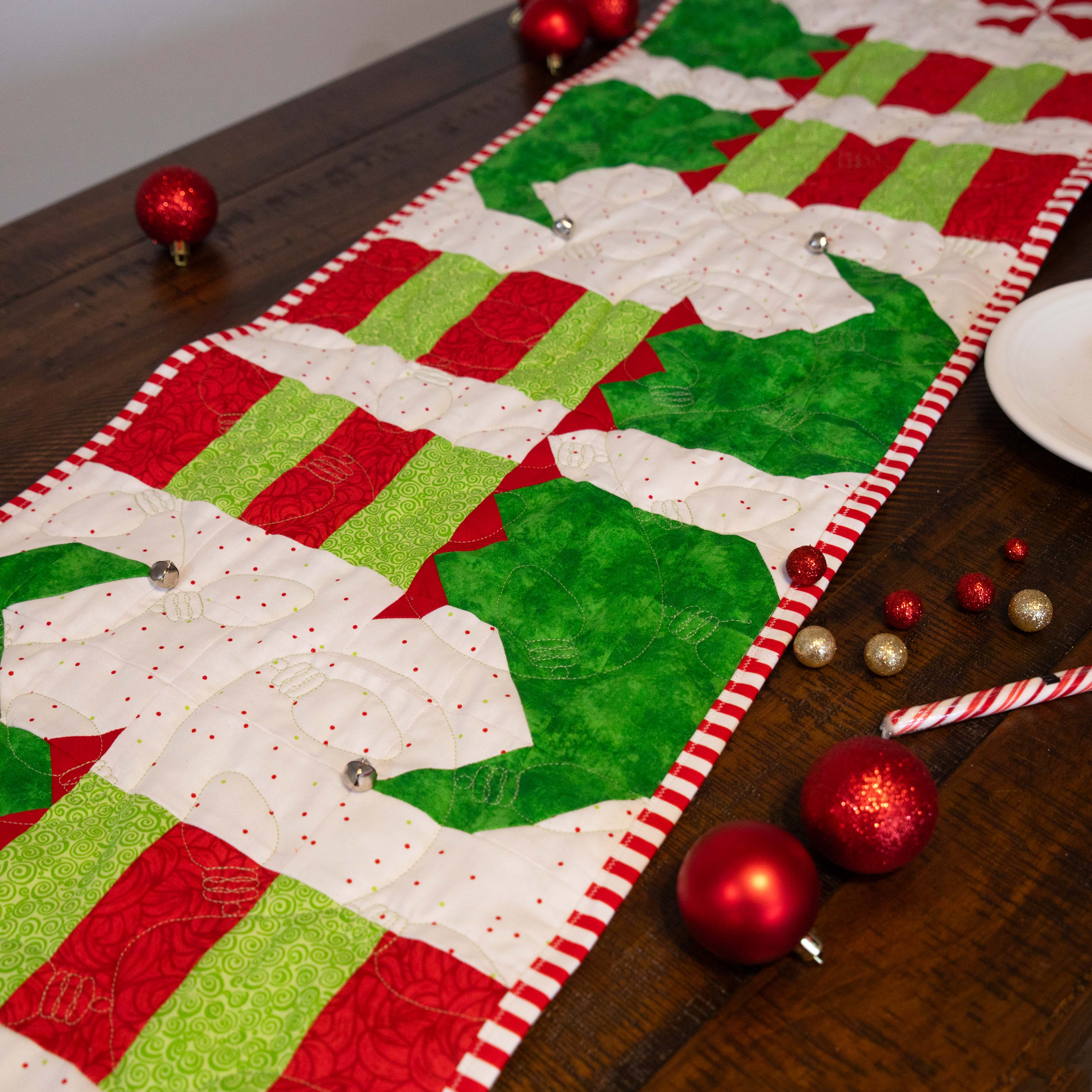 Kit de courtepointe prédécoupé pour chemin de table de Noël Elf Feet