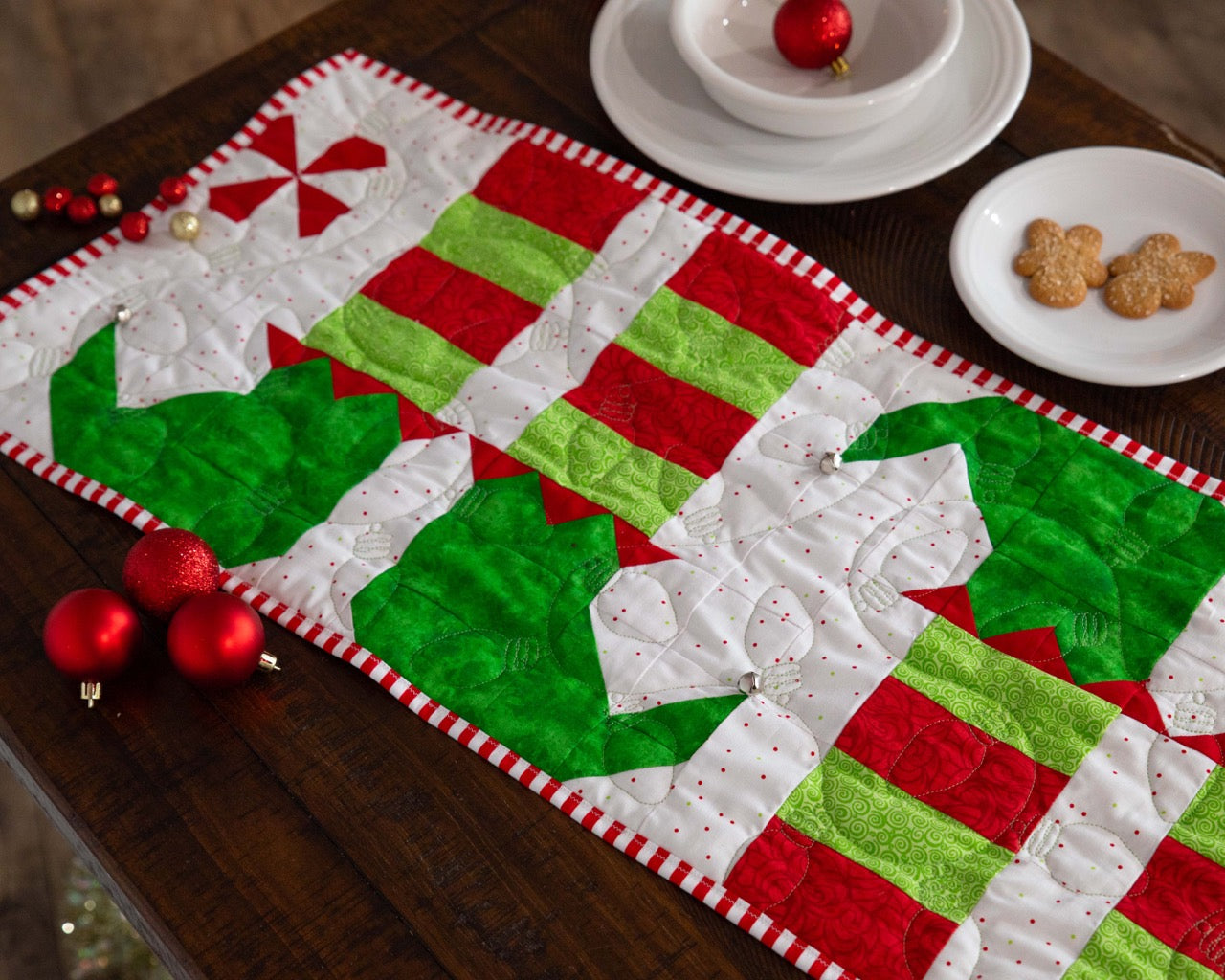 Kit de courtepointe prédécoupé pour chemin de table de Noël Elf Feet