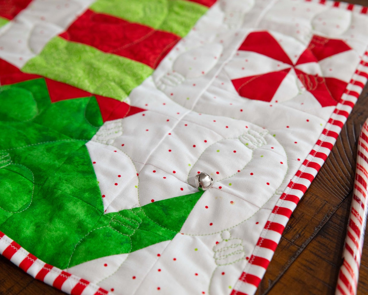 Kit de courtepointe prédécoupé pour chemin de table de Noël Elf Feet