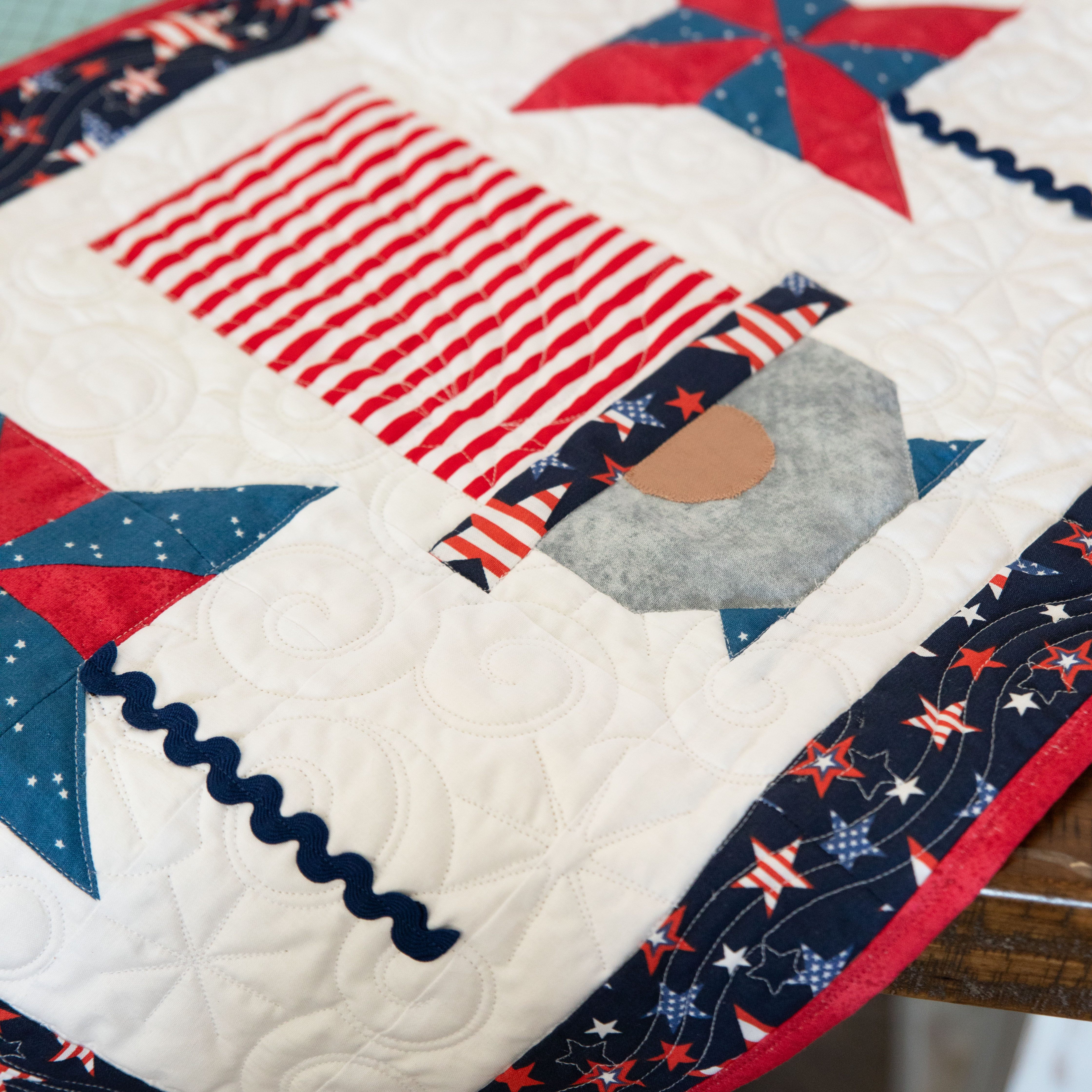 Kit de courtepointe prédécoupé pour chemin de table matelassé Gnomes patriotiques