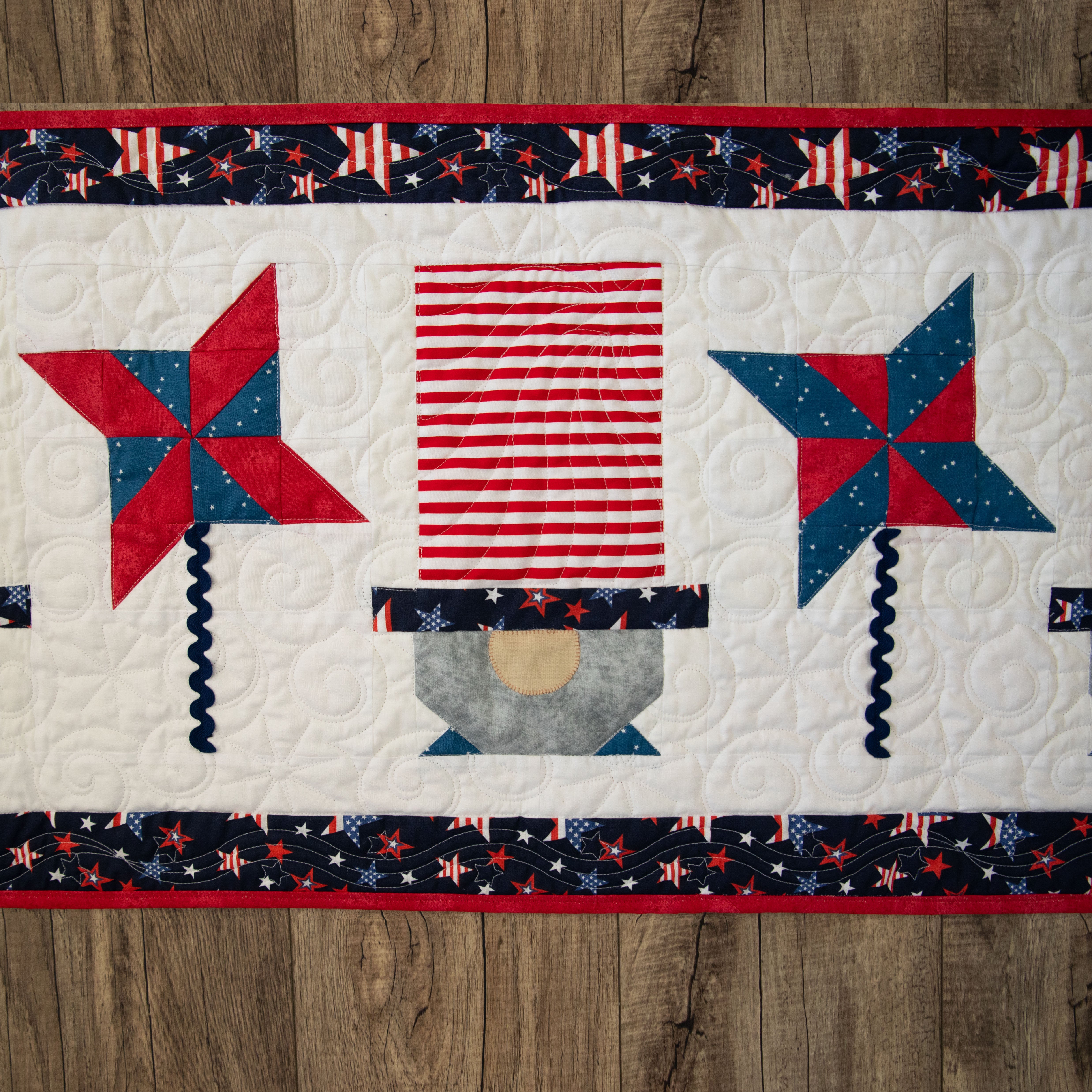Kit de courtepointe prédécoupé pour chemin de table matelassé Gnomes patriotiques