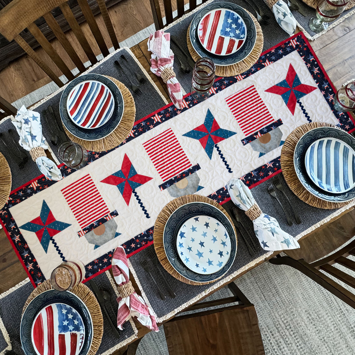 Kit de courtepointe prédécoupé pour chemin de table matelassé Gnomes patriotiques