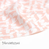 Tissu en coton rose avec des animaux de la ferme par Prairie Sisters