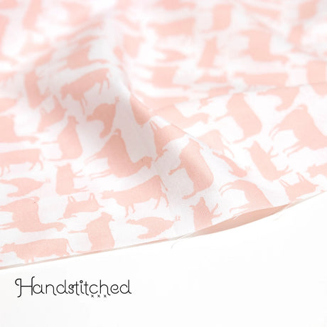 Tissu en coton rose avec des animaux de la ferme par Prairie Sisters