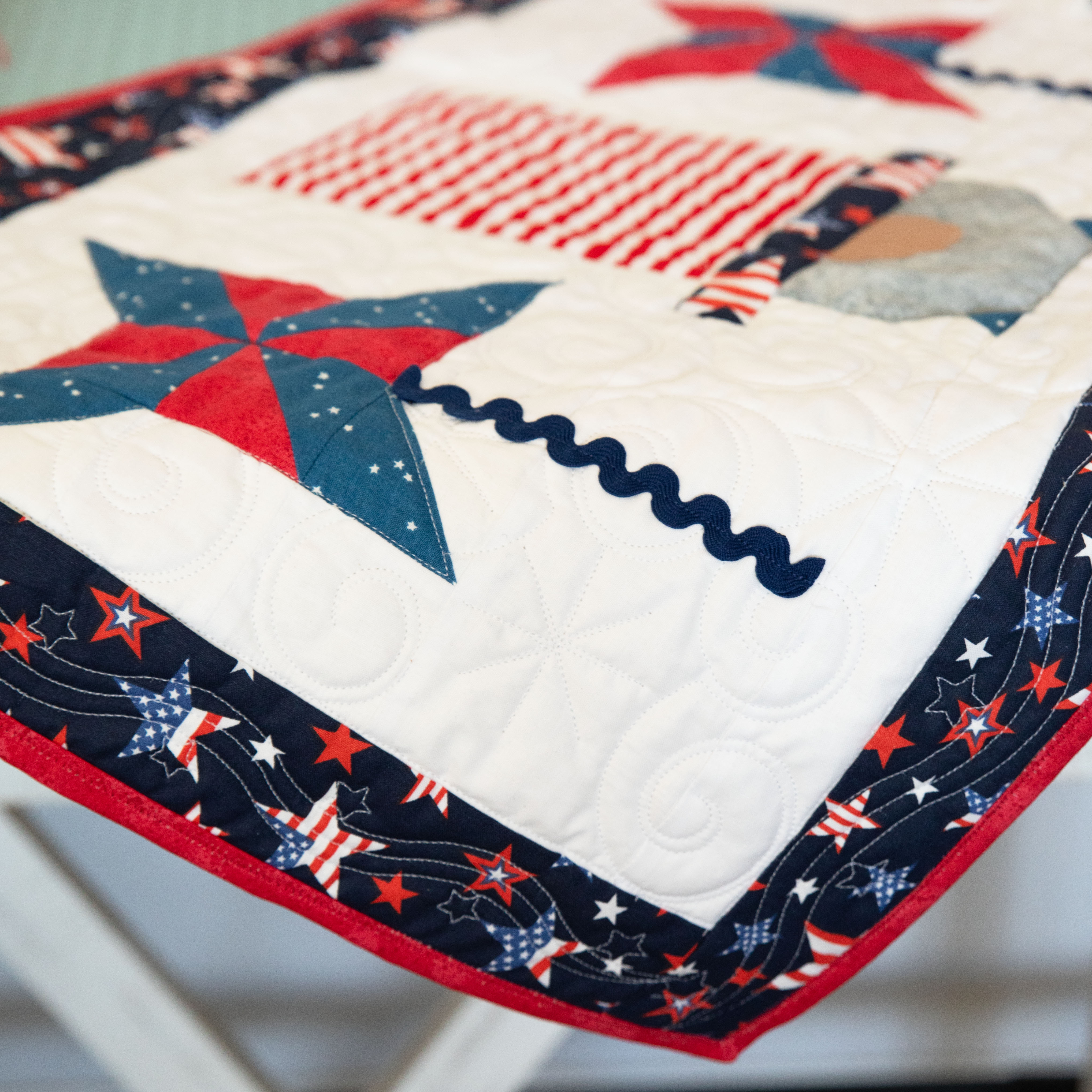 Kit de courtepointe prédécoupé pour chemin de table matelassé Gnomes patriotiques
