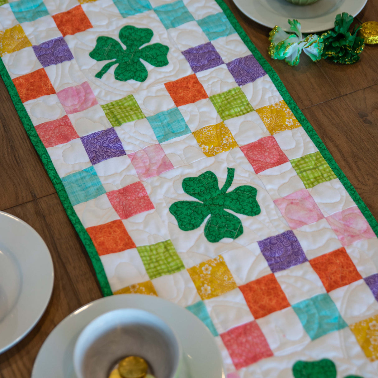 Kit de courtepointe prédécoupé pour chemin de table arc-en-ciel Shamrocks