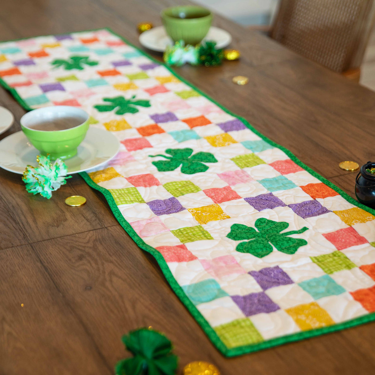 Kit de courtepointe prédécoupé pour chemin de table arc-en-ciel Shamrocks