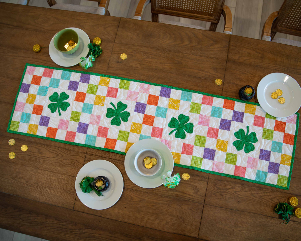 Kit de courtepointe prédécoupé pour chemin de table arc-en-ciel Shamrocks
